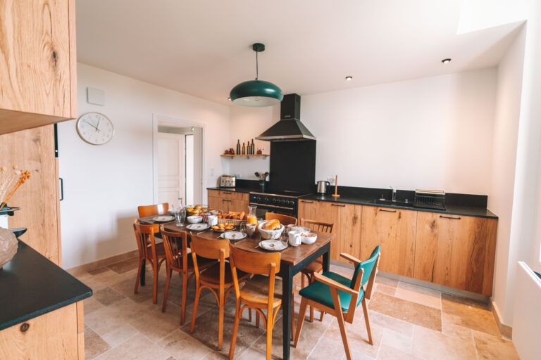 Gedeckter Frühstückstisch