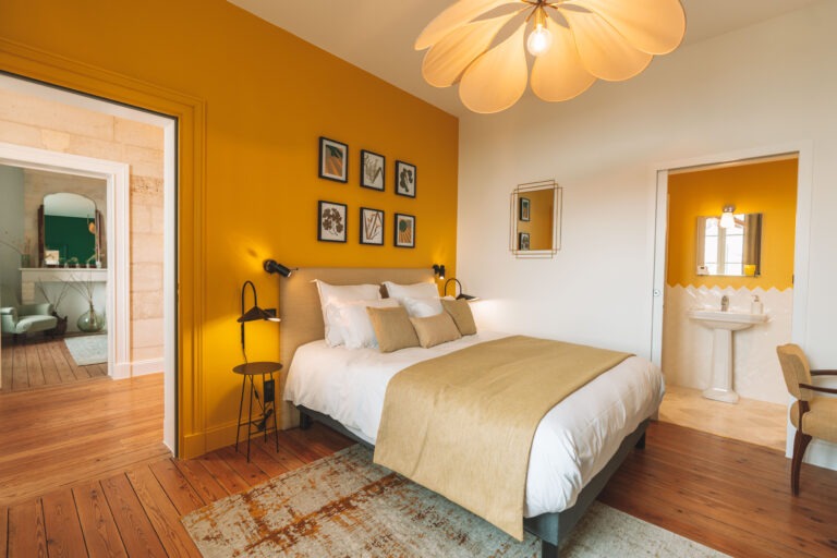 Schlafzimmer mit Doppelbett