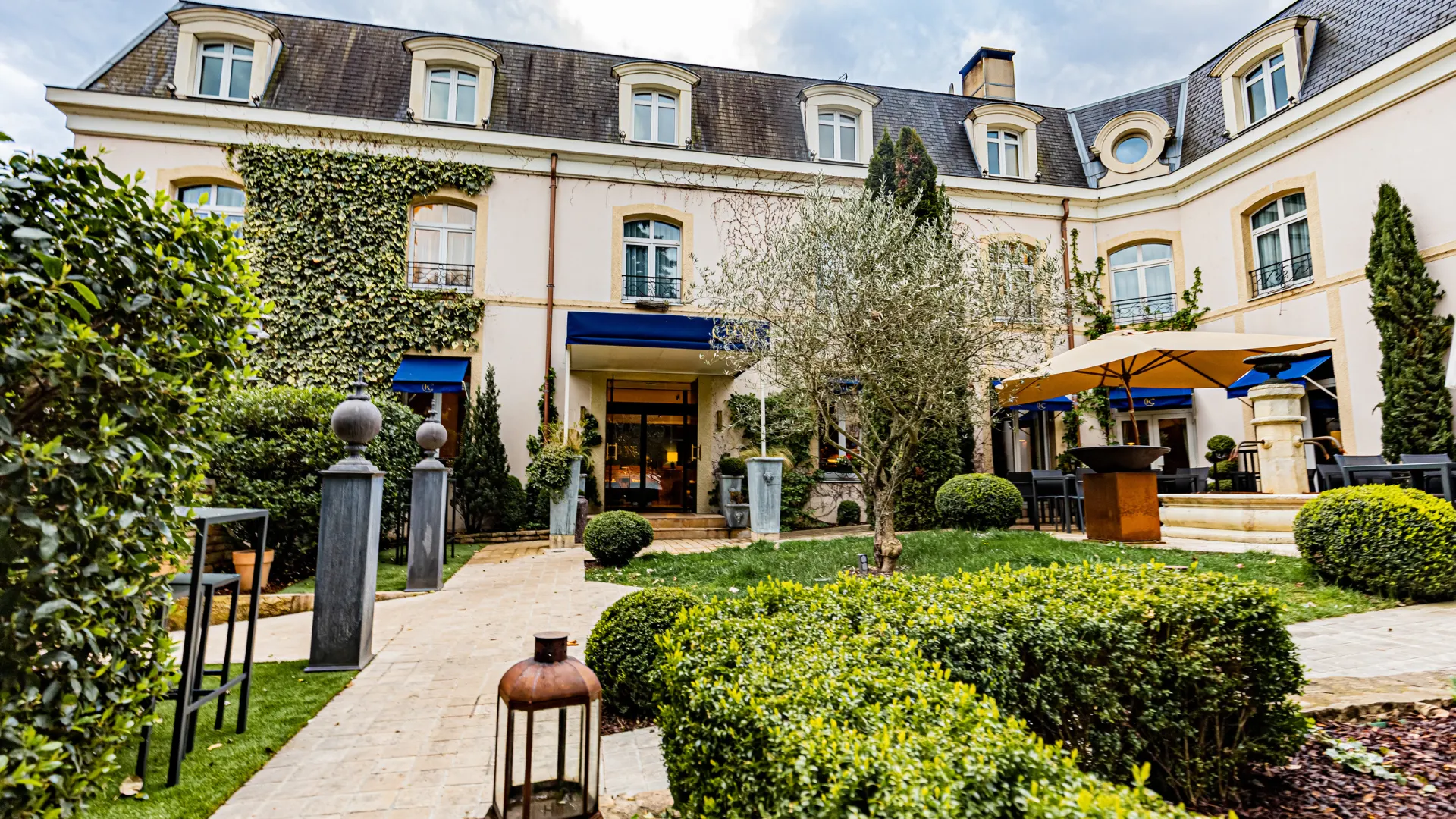 Anblick von aussen auf die Hostellerie Cèdre & Spa - Beaune