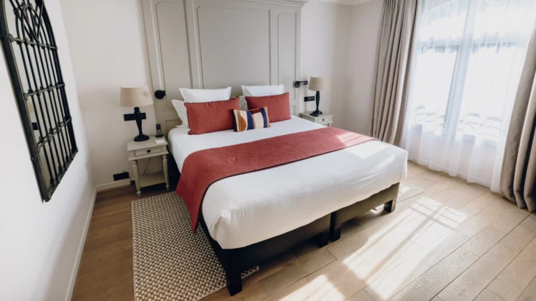 Hotelzimmer mit Doppelbett