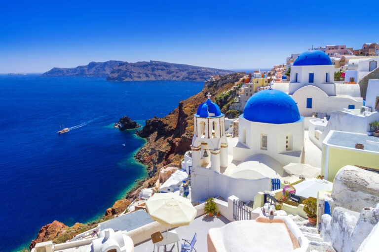 Ansicht auf Santorini auf der Elektroveloreise Kykladen Griechenland