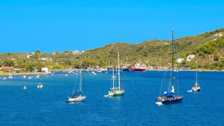 Bucht mit mehreren Schiffen vor Skiathos