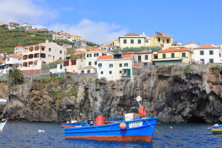 Boot an der Küste von Levadas