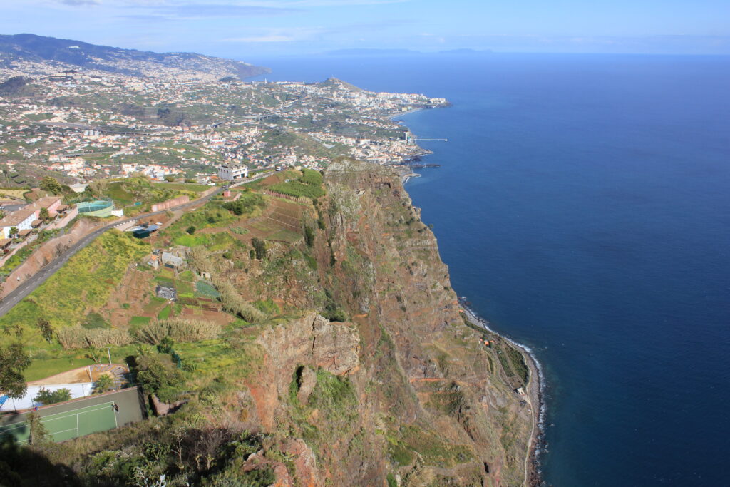 Steile Küsten von Madeira von oben
