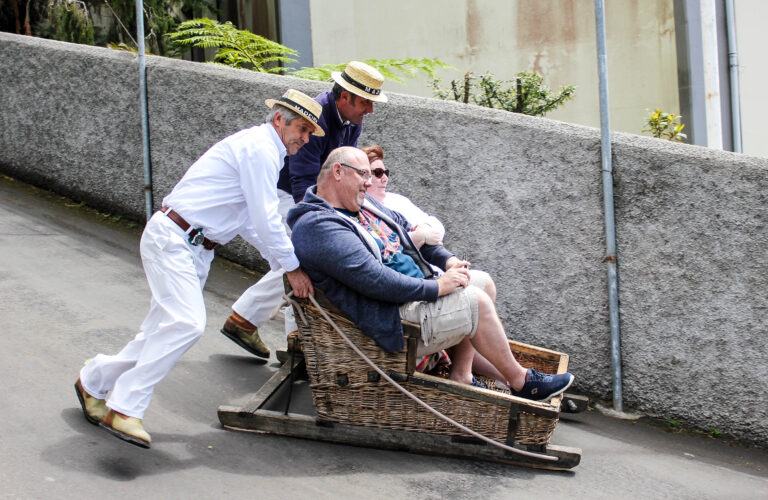 Korbschlittenfahrt durch die Strassen Funchals