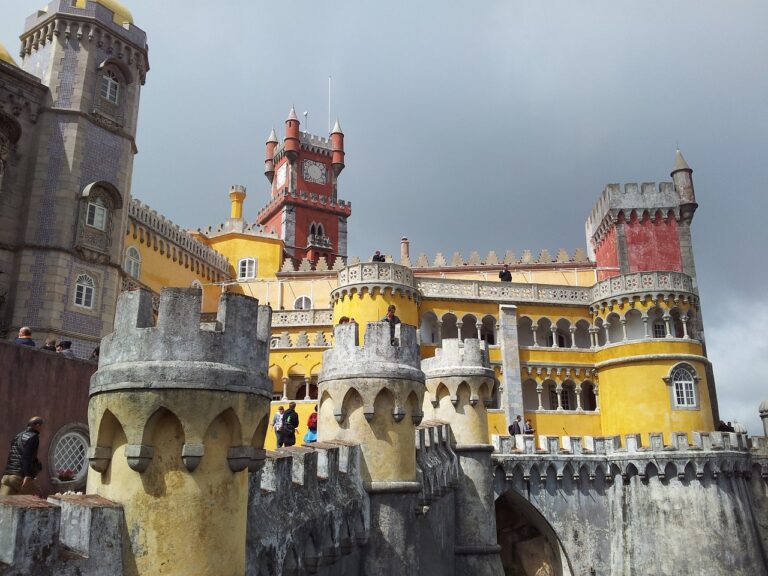 Ansicht auf das Schloss Palácio Nacional da Pena in Sintra, Portugal