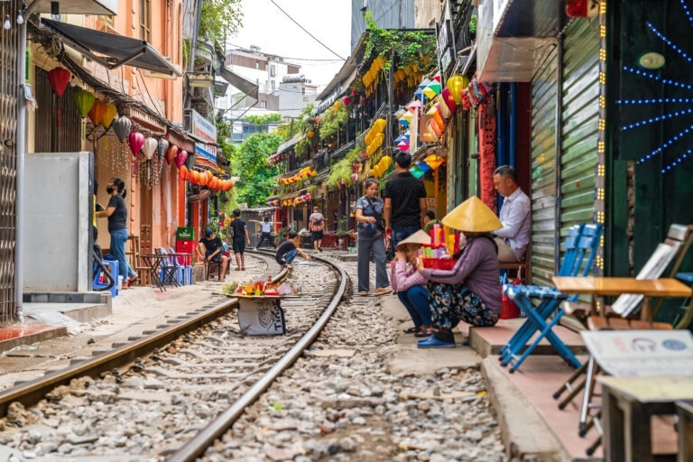Rundreisen - Markt am Bahngleis mitten in der Stadt