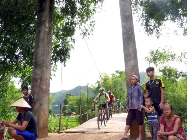 Unterwegs auf dem Fahrrad über eine Brücke durch Vietnam