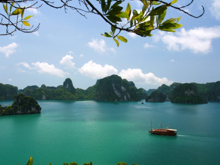 Panoramablick auf die Halong Bucht
