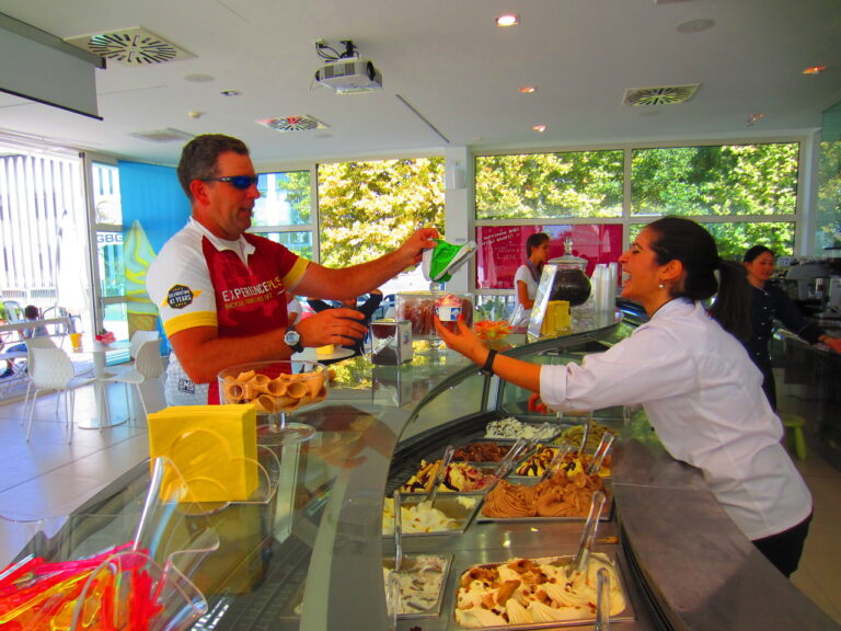 Italienisches Gelato auf der Fahrradreise durch die Emilia-Romagna auf der Tour von Bologna nach Parma